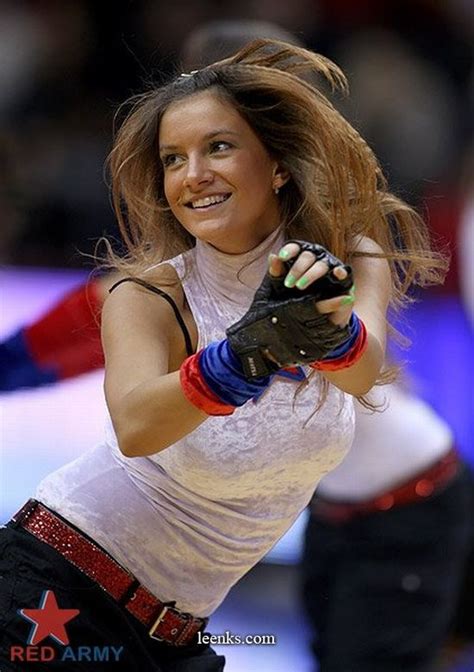 Emily Ratajkowski is one of the models of Sports Illustrated. . Leenks com